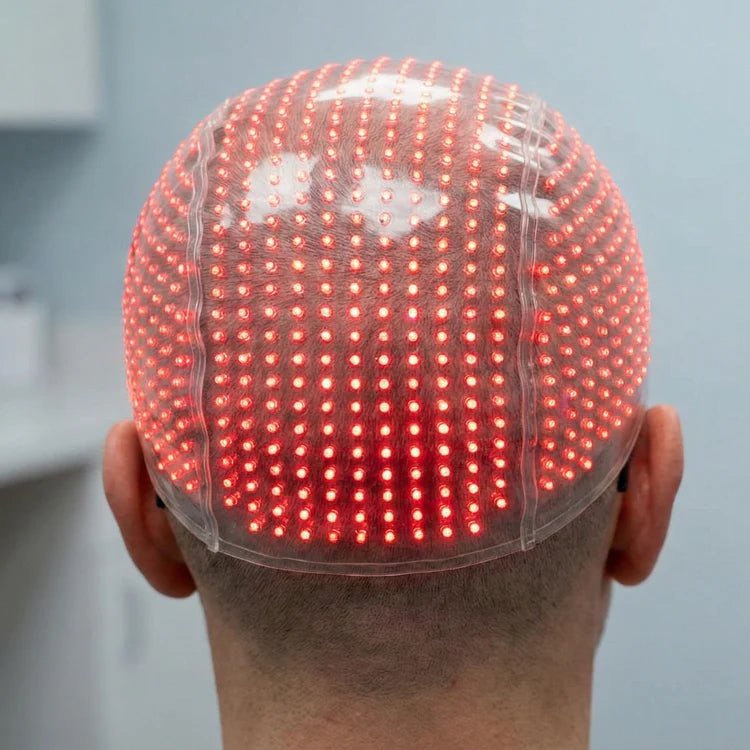 頭皮全体を覆う赤色光療法キャップ